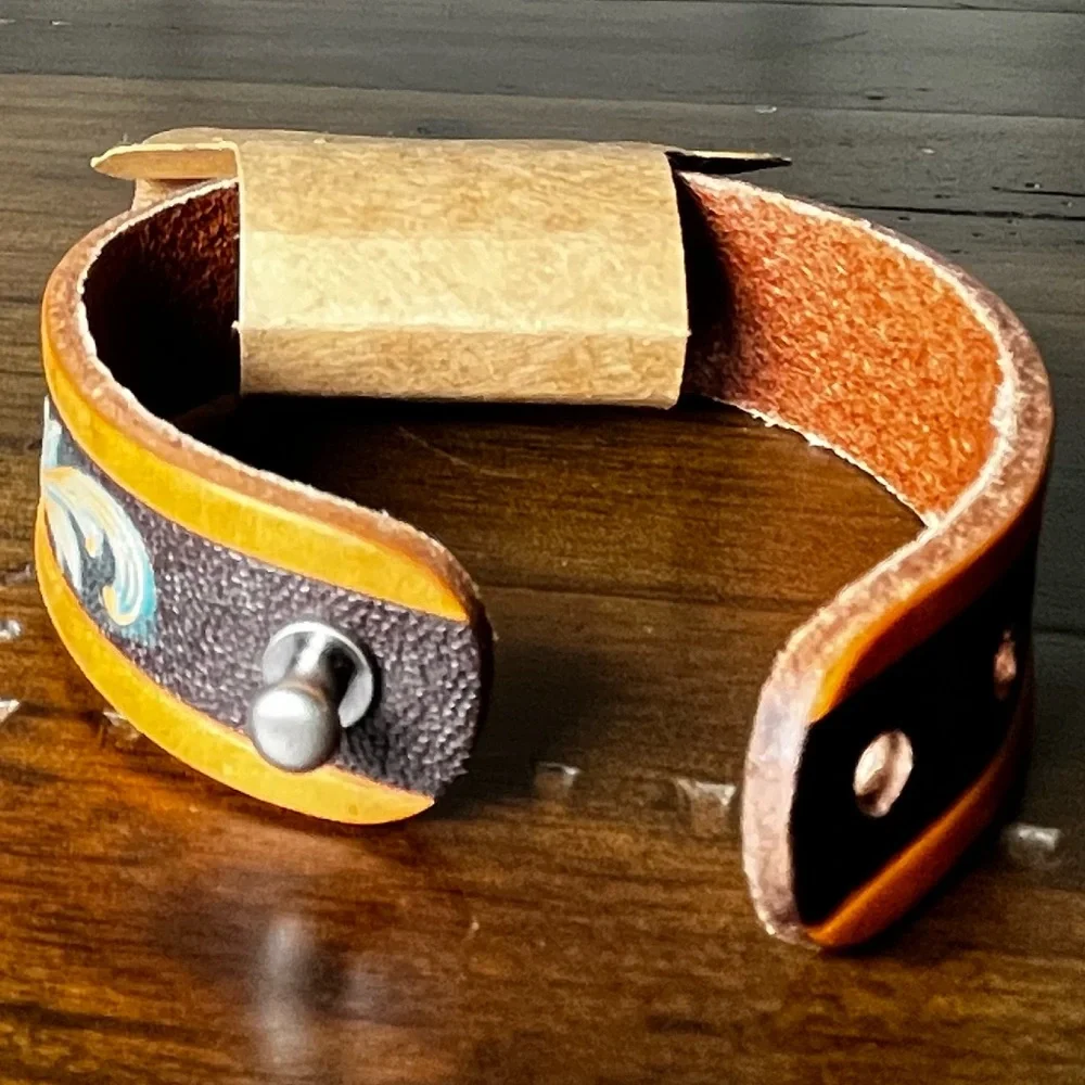 Justin Boots NWT Tooled Leather Cuff Bracelet Blue Western Iron Snap Closure - Picture 4 of 7